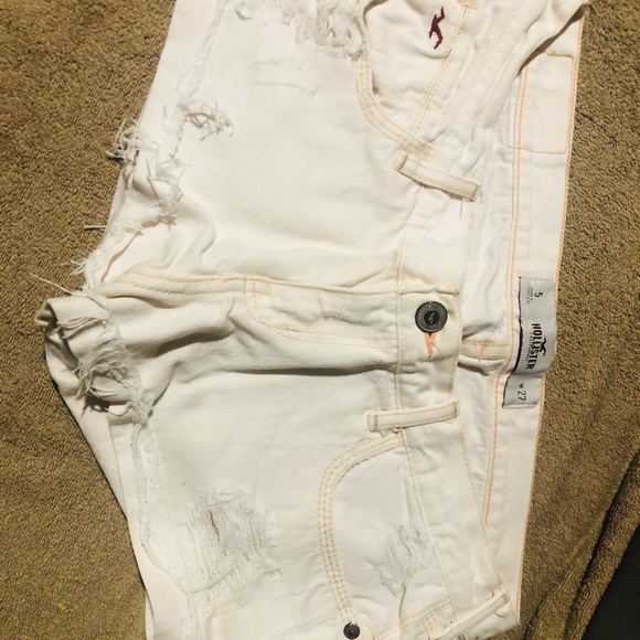 Size 5 white Hollister shorts - Picture 2 of 2